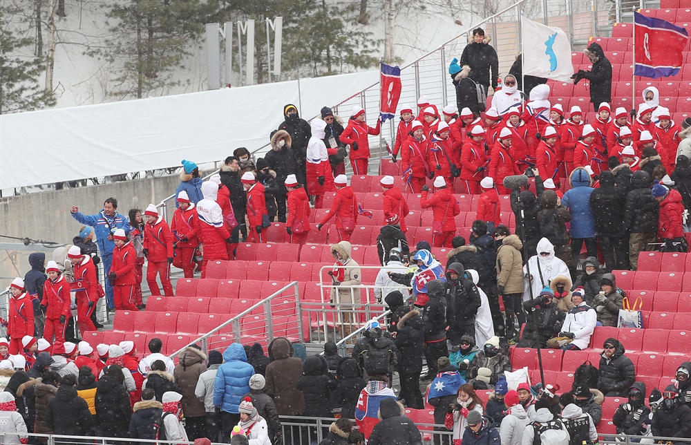 관중석에서 내려오는 북측 응원단 14일 오전 강원도 평창군 용평 알파인 경기장에서 열릴 올림픽 여자 회전 경기가 강풍으로 지연되자 북측 응원단이 휴식을 위해 관중석에서 내려오고 있다.