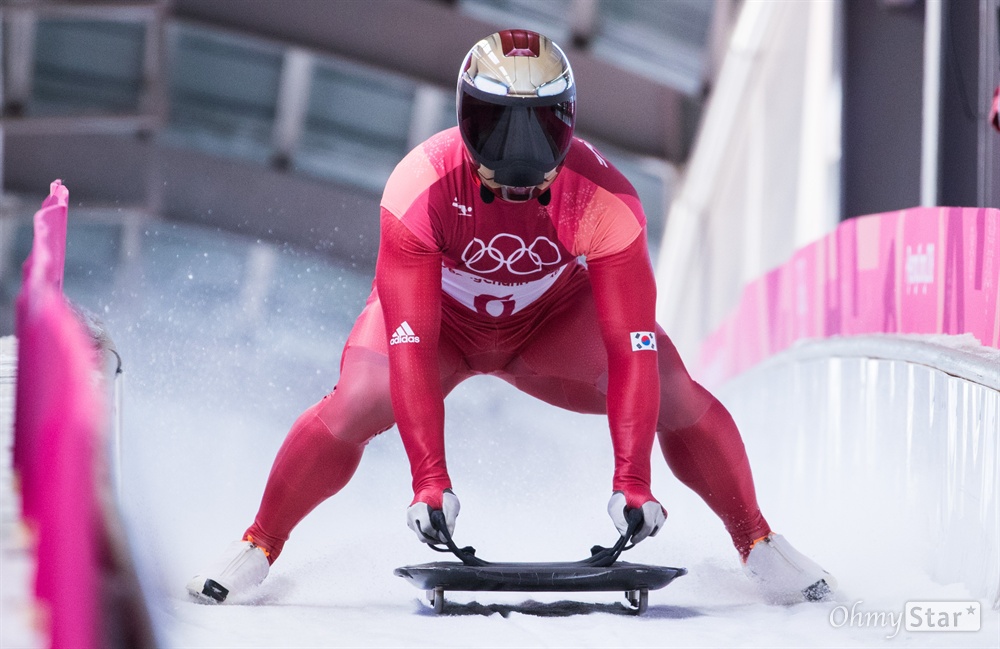  스켈레톤 윤성빈 선수가 15일 오전 강원도 평창 올림픽 슬라이딩 센터에 열린 스켈레톤 경기에서 주행을 마치고 결승점에 도착하고 있다. 