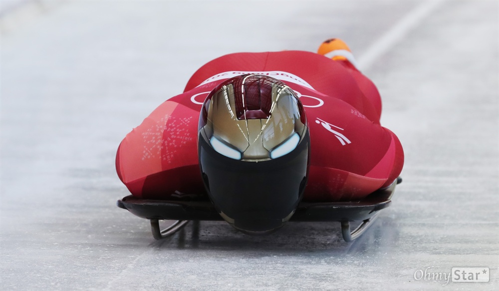  스켈레톤 윤성빈 선수가 15일 오전 강원도 평창 올림픽 슬라이딩 센터에 열린 스켈레톤 경기에서 주행을 시작하고 있다.