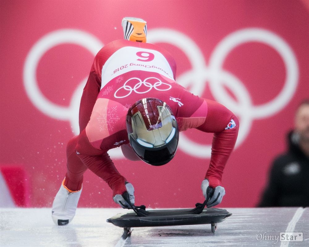  스켈레톤 윤성빈 선수가 16일 오전 강원도 평창 올림픽 슬라이딩 센터에서 3차 주행 출발을 하고 있다.
