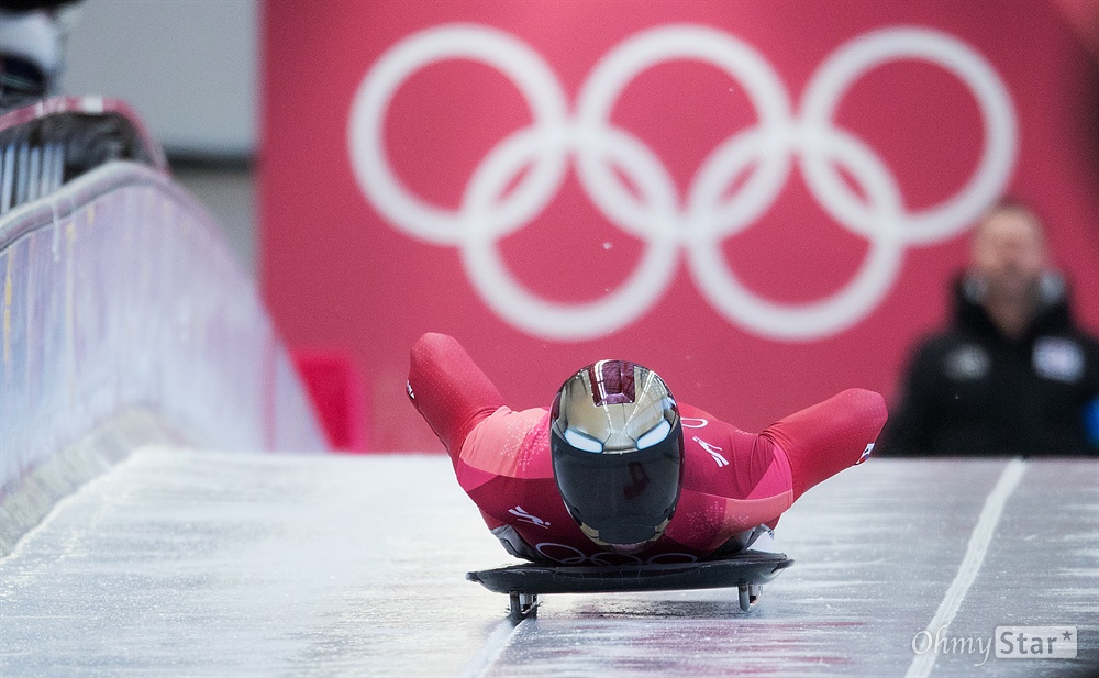  스켈레톤 윤성빈 선수가 16일 오전 강원도 평창 올림픽 슬라이딩 센터에서 3차 주행 출발을 하고 있다.