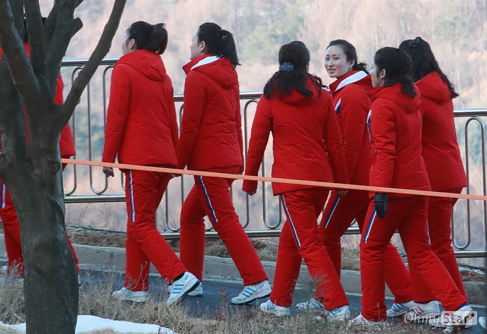 "새해 복 많이 받으세요" 기자들의 인사에 손 흔드는 북측 응원단 민족 최대의 명절 설날인 16일 오전 북측 응원단의 숙소인 강원도 인제스피디움에서 북측 응원단이 아침식사를 마치고 숙소로 이동하고 있다.
이날 인제스피디움  측은 남측 설 음식인 떡국, 황태구이 등을 아침식사로 내놓았다.