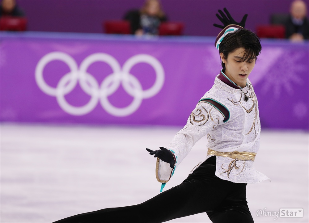  일본 피겨 하뉴 유즈루 선수가 17일 강원도 강릉 아이스아레나에서 열린 2018 평창동계올림픽 피겨 남자 싱글 프리스케이팅에서 연기를 펼치고 있다.