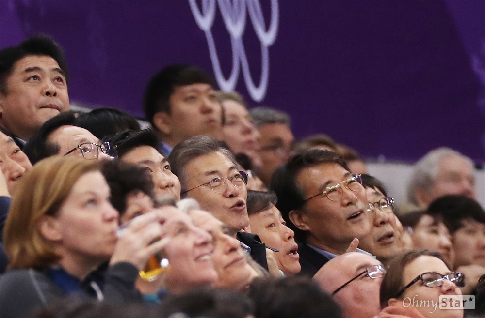 쇼트트랙 응원하는 문재인 대통령 문재인 대통령이 17일 오후 강원도 강릉 아이스아레나에서 열린 남녀 쇼트트랙 경기를 지켜보고 있다.