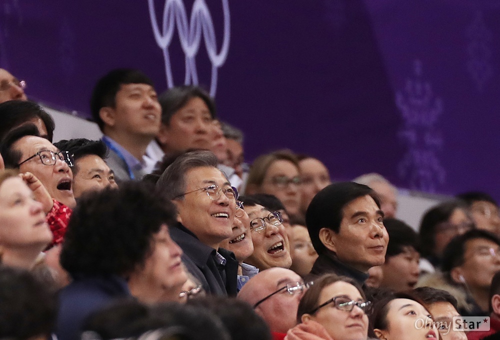 쇼트트랙 응원하는 문재인 대통령 문재인 대통령이 17일 오후 강원도 강릉 아이스아레나에서 열린 남녀 쇼트트랙 경기를 지켜보고 있다.