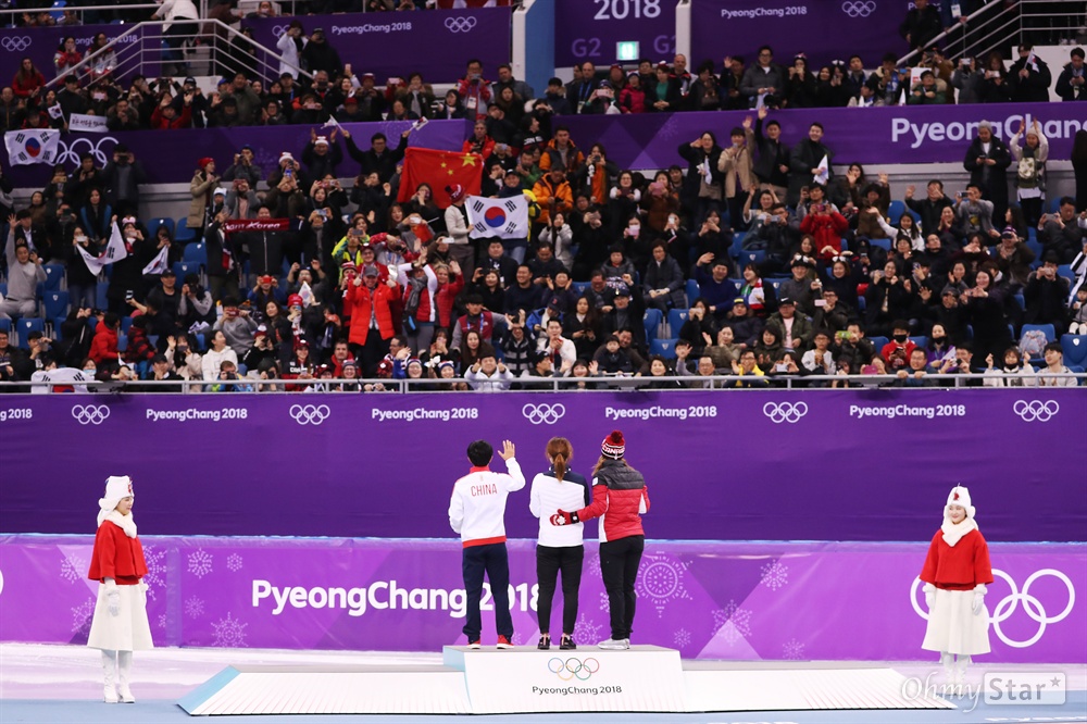  최민정 선수가 17일 오후 강원도 강릉아이스아레나에서 열린 평창동계올림픽 쇼트트랙 여자 1,500m 결승에서 금메달을 획득하고 수상식에 참석하고 있다. 