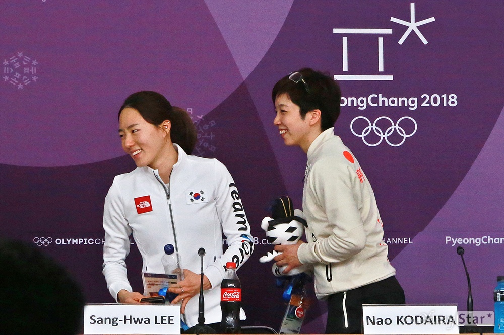  이상화와 고다이라 나오가 18일 진행된 평창동계올림픽 여자 스피드스케이팅 500m 경기 후 기자회견장을 빠져나가며 웃음을 내보이고 있다. 이날 이상화는 은메달, 고다이라는 금메달을 거머쥐었다.