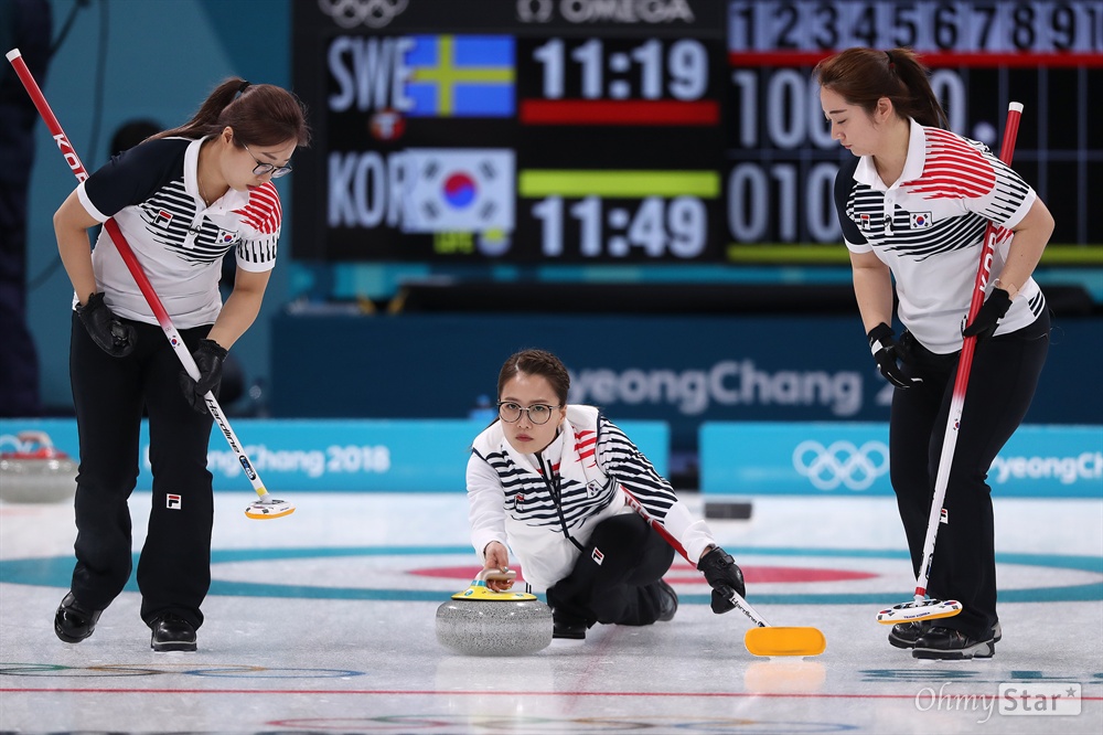 투구하는 김은정 19일 오전 강원도 강릉컬링센터에서 평창동계올림픽 여자 컬링예선 한국과 스웨덴의 경기에서 김은정 선수가 투구하고 있다.