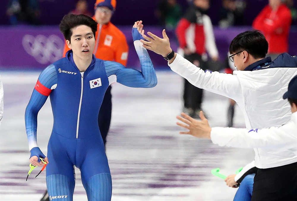 결승선 통과한 차민규 19일 오후 강원 강릉스피드스케이팅경기장에서 열린 2018 평창동계올림픽 스피드스케이팅 남자 500ｍ에서 대한민국 차민규가 결승선을 통과하며 코치들과 하이파이브를 하고 있다.