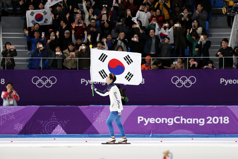 깜짝 은메달 차민규! 19일 오후 강원 강릉스피드스케이팅경기장에서 열린 2018 평창동계올림픽 스피드스케이팅 남자 500m 경기에서 은메달을 딴 대한민국 차민규가 태극기를 들고 링크를 돌고 있다.