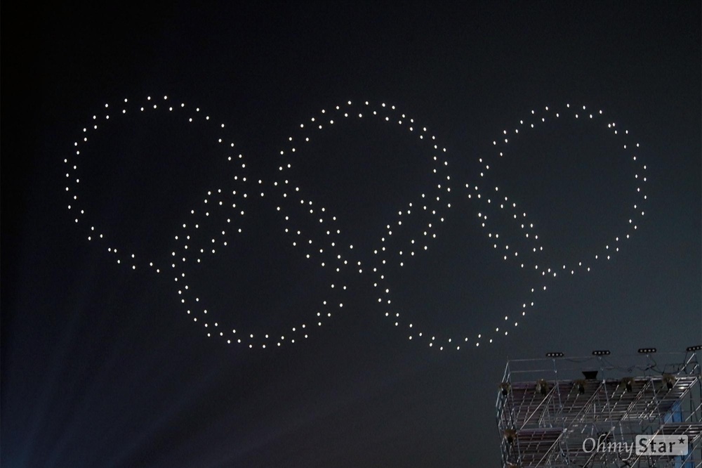 평창 밤하늘에 펼쳐진 드론쇼 19일 오후 강원도 평창 올림픽 메달플라자 상공에서 드론쇼가 펼져지고 있다.
