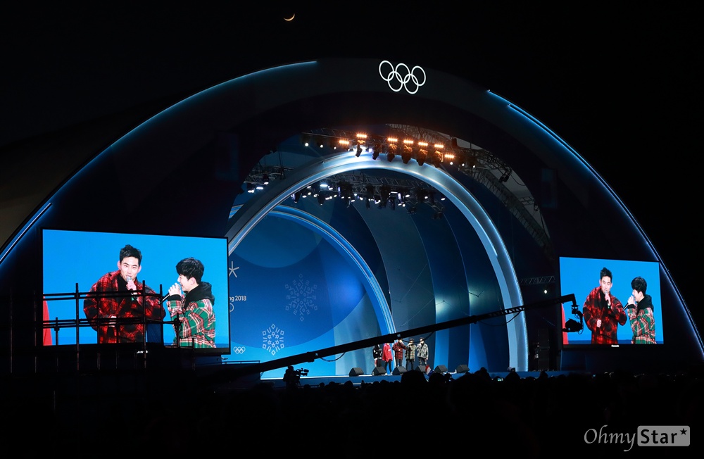 메달 수여식 참석한 2PM  그룹 ‘2PM’이 19일 오후 강원도 평창 동계올림픽 메달플라자에서 열린 메달 수여식에 참석해 이야기를 나누고 있다. 
