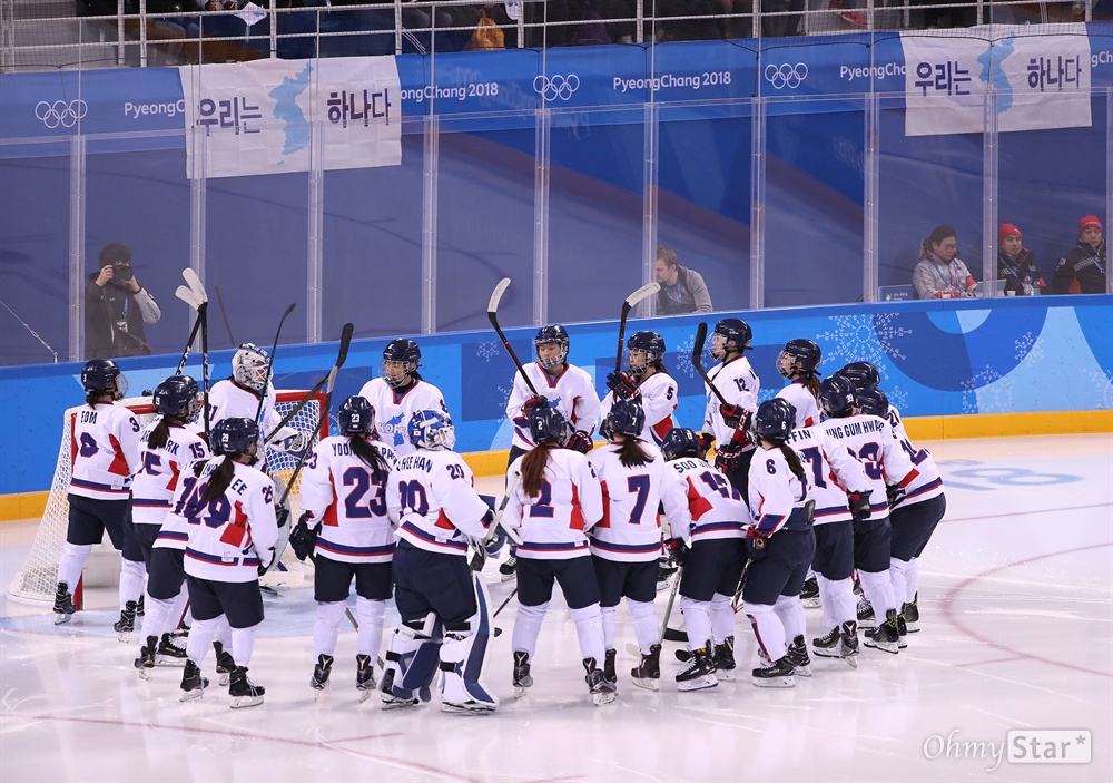 마지막 경기 앞둔 남북단일팀 20일 오전 평창동계올림픽 여자 아이스하키 7·8위 순위 결정전에서 스웨덴을 상대하게 된 남북단일팀이 경기에 앞서 힘을 모으고 있다.
