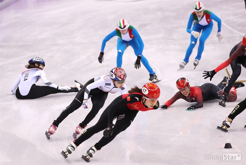 넘어진 김아랑 20일 오후 강원도 강릉 아이스아레나에서 열린 평창동계올림픽 여자 쇼트트랙 3,000미터 계주 결승에서 김아랑 선수가 넘어지고 있다.