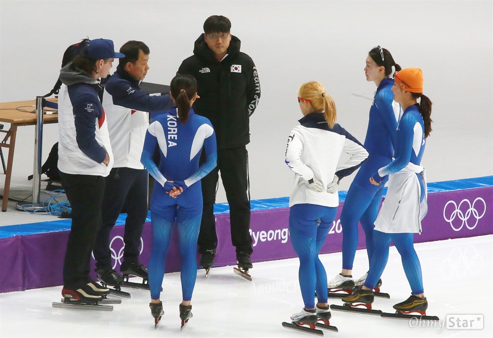 다시 모인 팀추월 선수들 준준결승 경기로 논란의 중심에 선 한국 스피드스케이팅 여자 팀추월 선수들이 21일 강릉 스피드스케이팅경기장에서 백철기 감독의 지시를 받고 있다. 이날 한국 선수들이 출전하는 결승D(7, 8위전) 경기는 오후 8시 54분 진행될 예정이다.