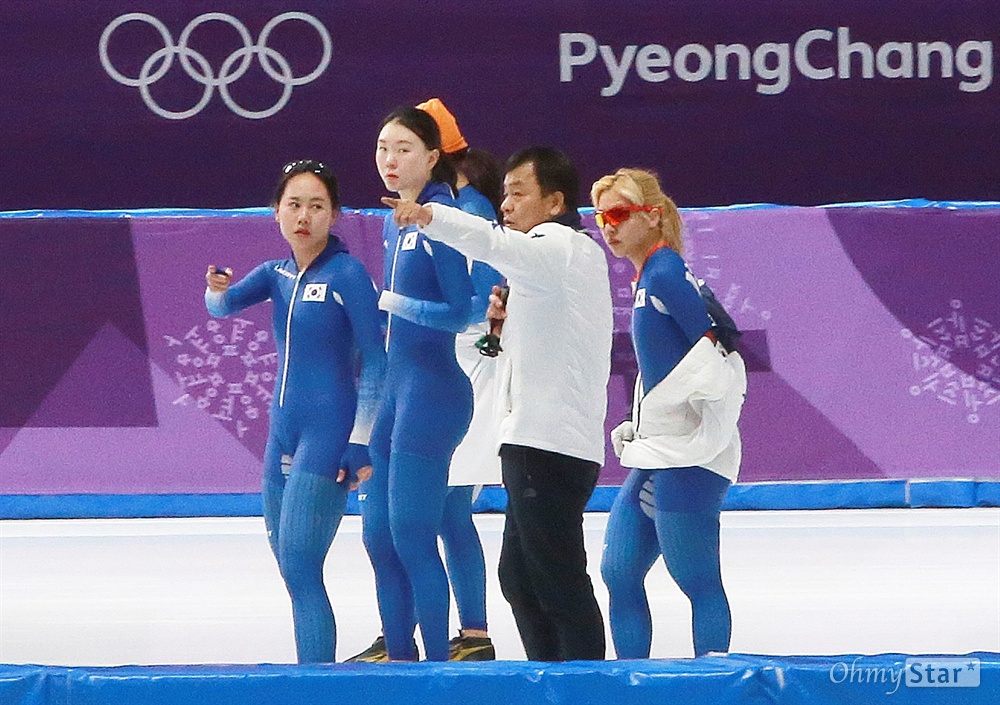 다시 모인 팀추월 선수들 준준결승 경기로 논란의 중심에 선 한국 스피드스케이팅 여자 팀추월 선수들이 21일 강릉 스피드스케이팅경기장에서 백철기 감독의 지시를 받고 있다. 이날 한국 선수들이 출전하는 결승D(7, 8위전) 경기는 오후 8시 54분 진행될 예정이다.