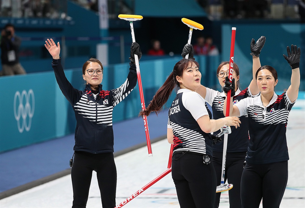 끝까지 완벽했던 팀킴 21일 오후 강원 강릉 컬링센터에서 열린 2018 평창동계올림픽대회 여자컬링 예선 12차전 대한민국과 덴마크의 경기에서 승리한 한국 선수들이 관중석을 향해 인사하고 있다. 
