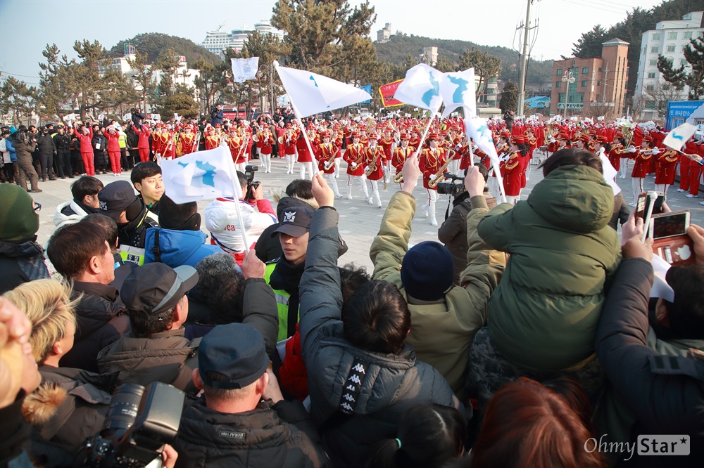 북측 응원단, 정동진 공연 2018 평창동계올림픽을 위해 방남한 북측 응원단과 취주악단이 22일 오후 강원도 강릉 정동진 모래시계 공원에서 준비한 공연을 선보이고 있다.