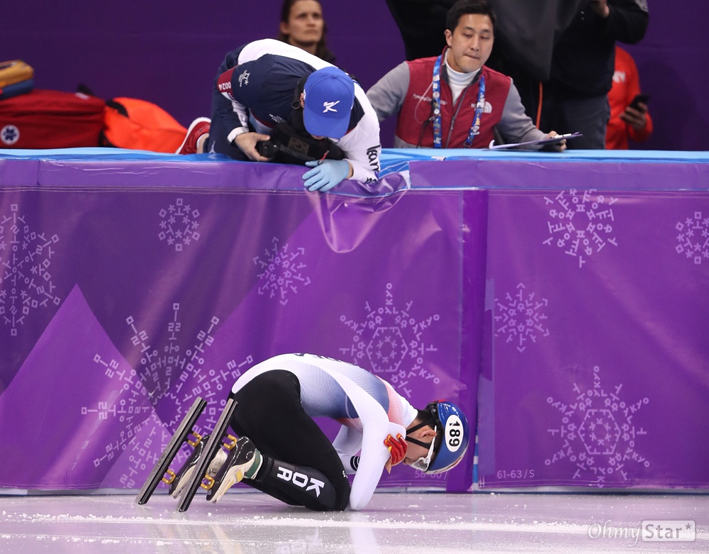 서이라 '위험한 순간' 쇼트트랙 서이라 선수가 22일 오후 강원도 강릉 아이스아레나에서 열린 남자 500미터 준준결승에서 넘어진 뒤 고통스러워하고 있다.