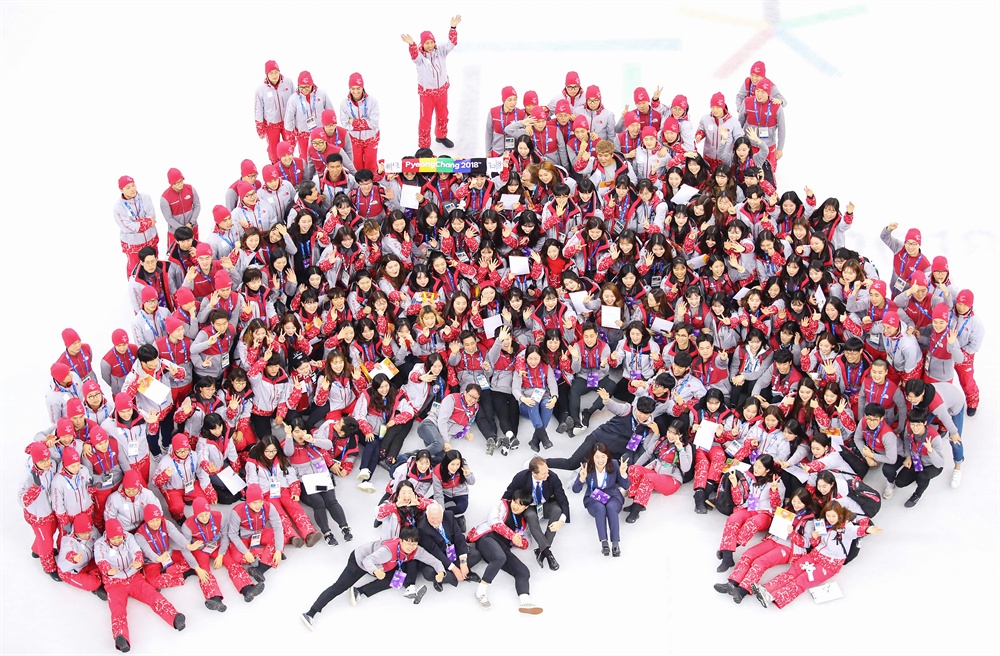 평창의 추억을 간직하며 2018 평창 동계올림픽 쇼트트랙 경기가 모두 끝난 22일 오후 강릉 아이스아레나에서 자원봉사자 및 대회 관계자들이 기념촬영을 하고 있다.