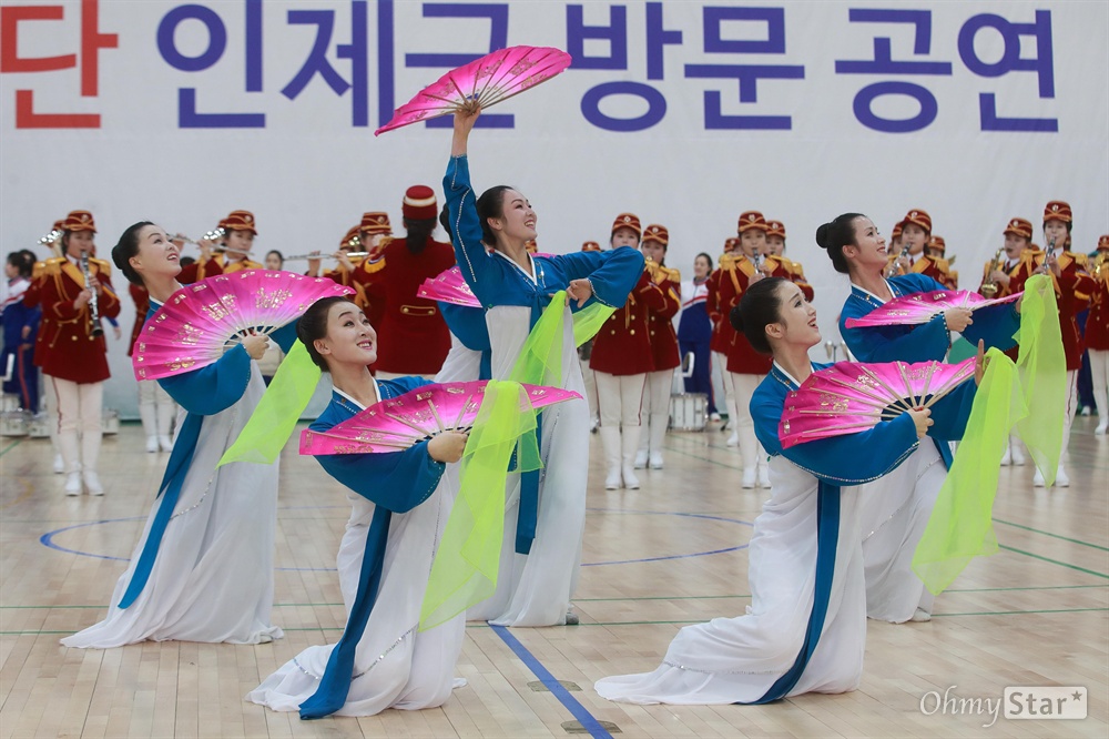 북측 응원단, 인제군 방문 공연 북측 응원단과 취주악단이 23일 오후 강원도 인제군 다목적구장을 방문해 2018 평창동계올림픽 성공 개최 기원 공연을 선보이고 있다.