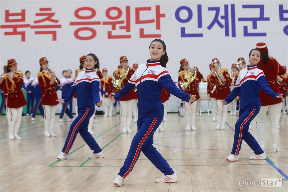 북측 응원단, 인제군 방문 공연 북측 응원단과 취주악단이 23일 오후 강원도 인제군 다목적구장을 방문해 2018 평창동계올림픽 성공 개최 기원 공연을 선보이고 있다.