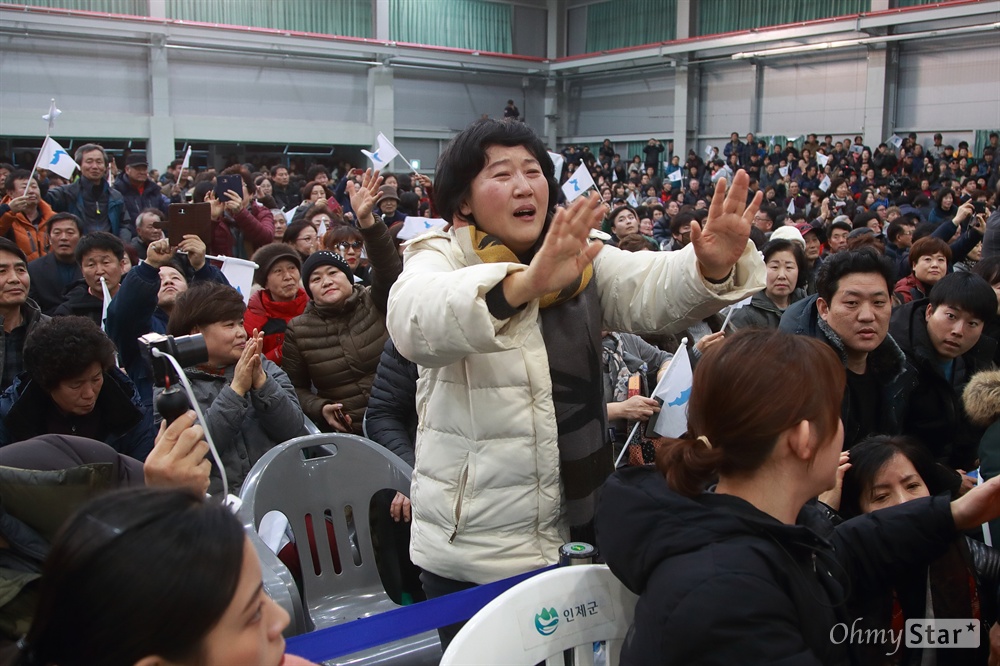 북측 공연 관람하는 평양 시민 김련희씨 "딸들아 손이라도 잡아보자" 7년 전 탈북 브로커에 속아 한국에 온 이래 지금까지 북송을 요구하고 있는 김련희씨가 23일 오후 강원도 인제군 다목적구장에서 열린 2018 평창동계올림픽 성공 개최 기원 북측 응원단 공연을 관람하며 눈물을 흘리고 있다.
