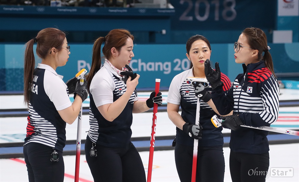 '이번 작전은' 머리 맞댄 팀킴 23일 오후 강원도 강릉 컬링센터에서 열린 평창 동계올림픽 여자 컬링 한국과 일본의 준결승에서 김선영, 김영미, 김경애, 김은정 선수가 작전을 구상하고 있다.