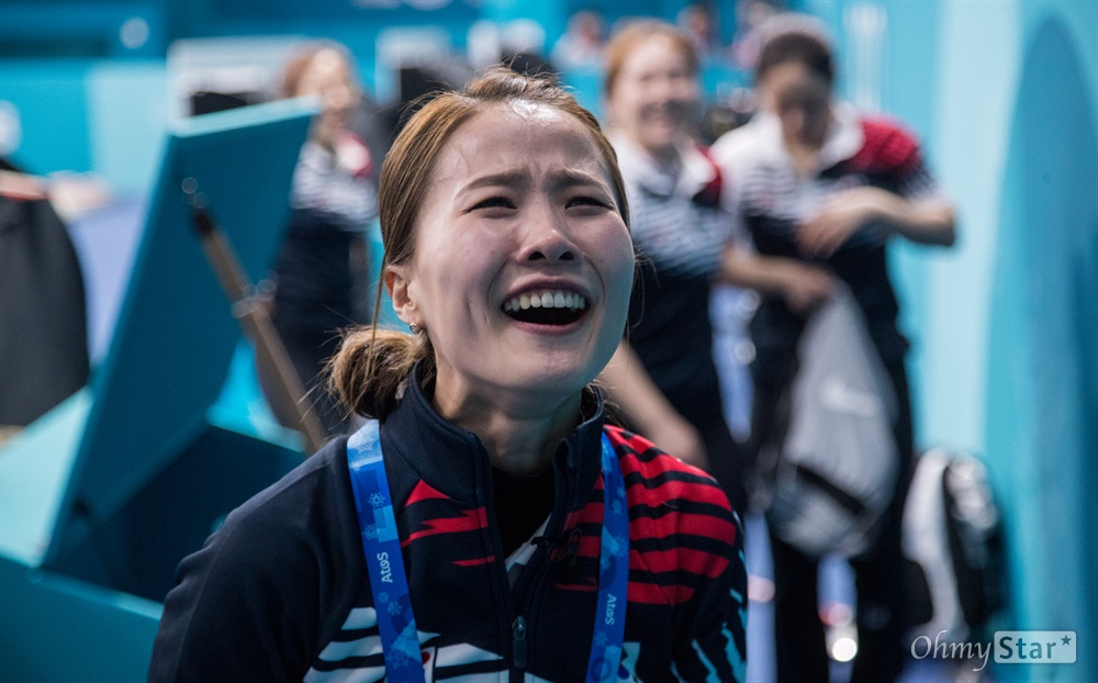  23일 오후 강원도 강릉 컬링센터에서 열린 평창 동계올림픽 여자 컬링 한국과 일본의 준결승에서 김은정 선수가 승리를 확정하고 기뻐하고 있다.