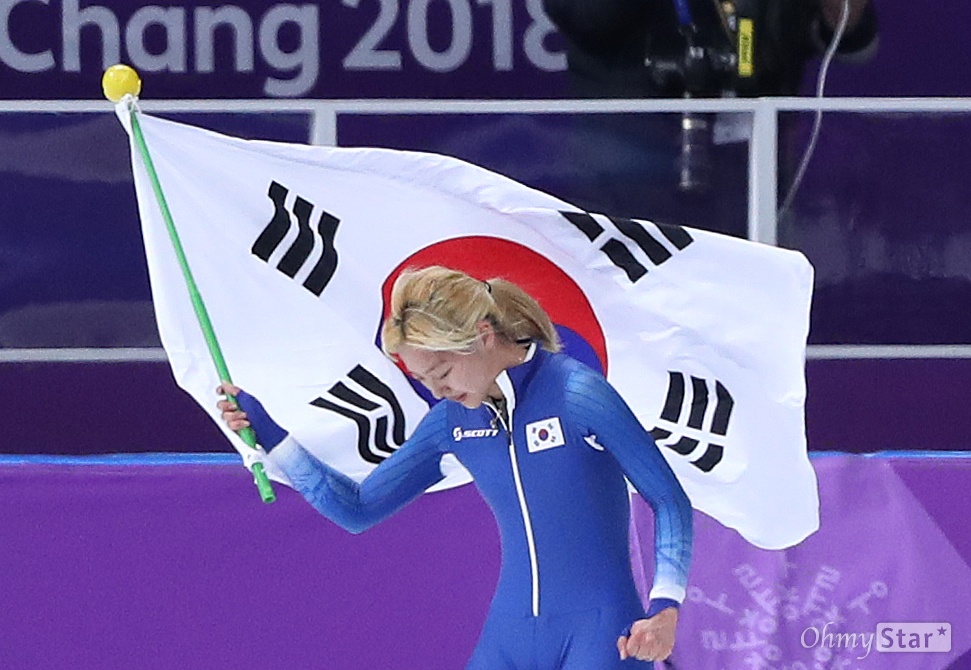 김보름 은메달! 김보름 선수가 24일 오후 강원도 강릉 스피드스케이팅 경기장에서 열린 평창동계올림픽 매스스타트 경기에서 은메달을 획득한 뒤 눈물을 흘리고 있다.