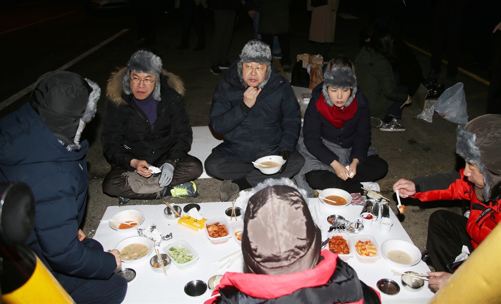 시위 도중 식사하는 자유한국당 24일 오후 경기도 파주시 통일대교 부근에서 자유한국당 장제원, 김무성, 김성태 의원 등이 김영철 북한 노동당 중앙위원회 부위원장겸 통일전선부장의 방한 철회를 주장하는시위를 하던 중 식사를 하고 있다.