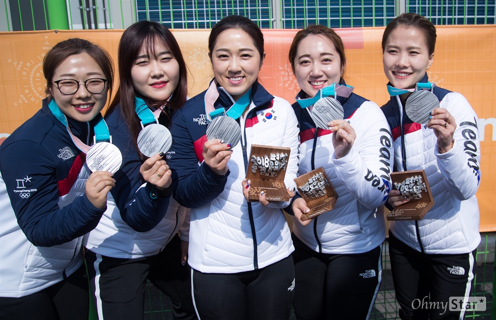  여자 컬링에서 은메달을 차지한 (왼쪽부터) 김선영, 김초희, 김경애, 김영미, 김은정 선수가 25일 오후 강원도 강릉 컬링센터에서 경기후 기자회견을 마치고 메달을 들고 있다. 