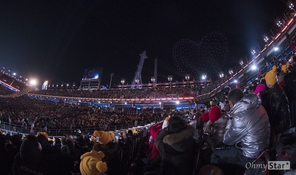 평창 하늘을 수놓은 '드론 하트' 25일 오후 강원도 평창동계올림픽 스타디움에서 열린 2018평창 동계올림픽 폐막식에서 하늘에 드론쇼가 펼쳐져 하트를 만들고 있다.