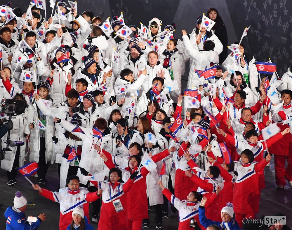 폐막식 입장하는 남북 선수들 25일 오후 강원도 평창동계올림픽 스타디움에서 열린 2018평창 동계올림픽 폐막식에서 남북 선수들이 태극기, 인공기, 한반도기를 흔들며 입장하고 있다.