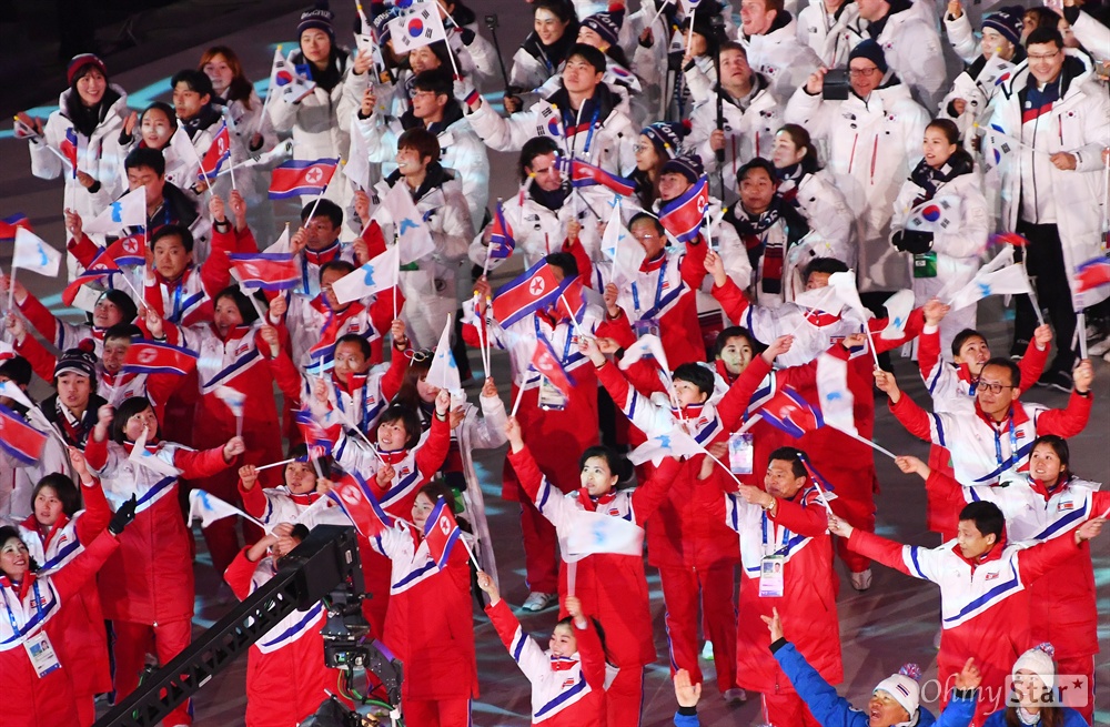 폐막식 입장하는 남북 선수들 25일 오후 강원도 평창동계올림픽 스타디움에서 열린 2018평창 동계올림픽 폐막식에서 남북 선수들이 태극기, 인공기, 한반도기를 흔들며 입장하고 있다.