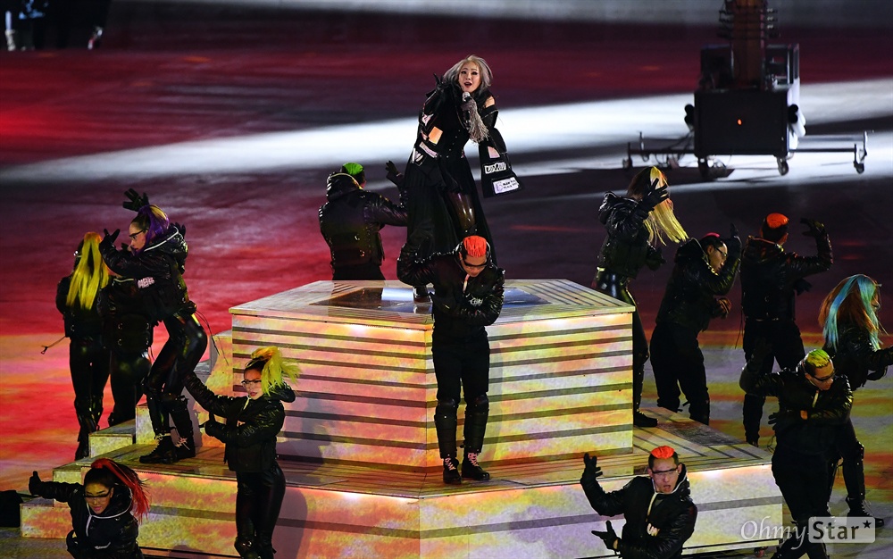 가수 씨엘, 평창동계올림픽 폐막 공연 24일 오후 강원도 평창 올림픽 스타디움에서 진행된 2018 평창동계올림픽 폐회식에서 가수 씨엘이 공연을 하고 있다.