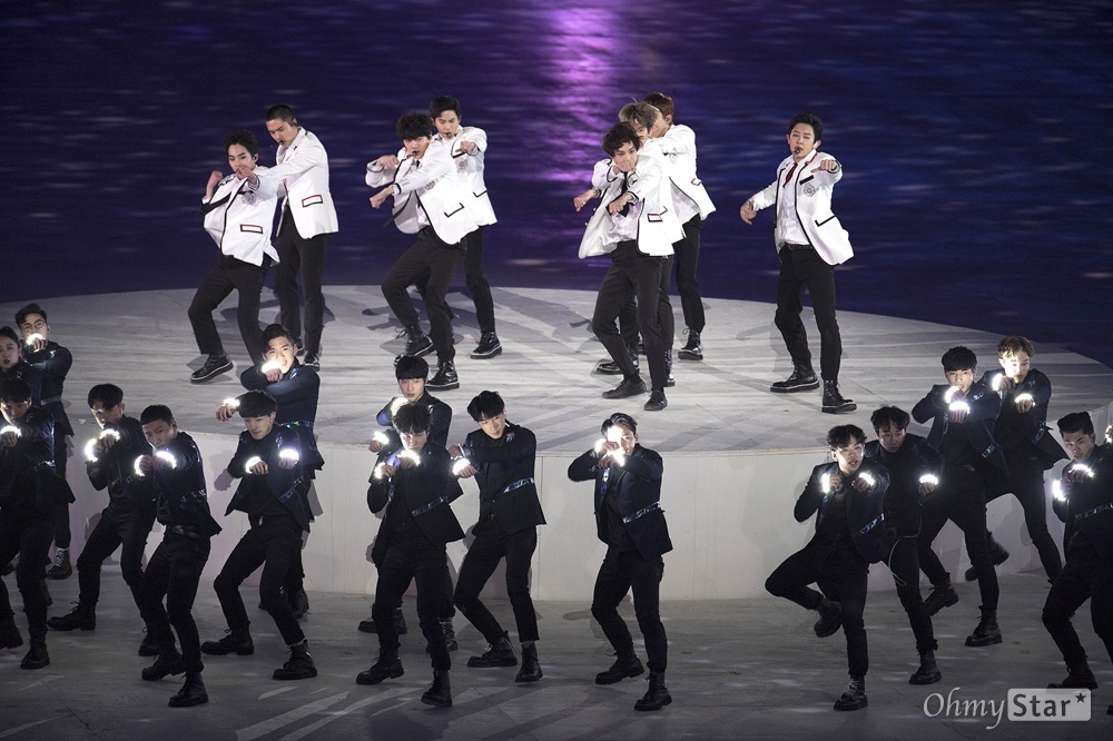 그룹 엑소, 폐막식 화려한 공연 25일 오후 강원도 평창 올림픽스타디움에서 진행된 2018 평창동계올림픽 폐회식에서 그룹 엑소가 멋진 공연을 선보이고 있다.