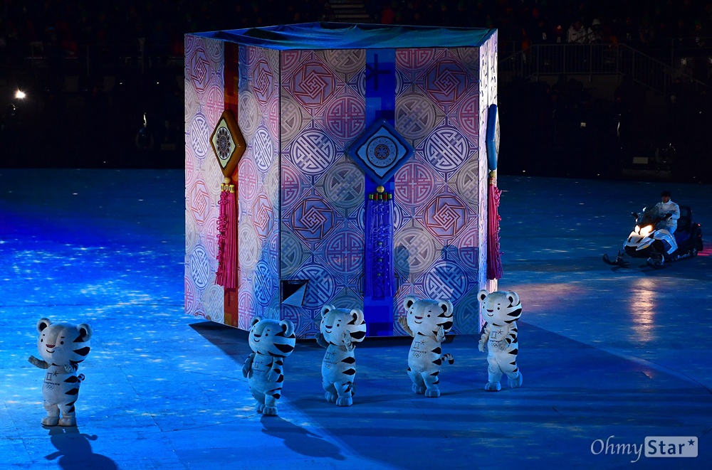  25일 오후 강원도 평창 올림픽스타디움에서 열린 2018 평창동계올림픽 폐회식에서 성화 소화 눈꽃의 인사공연이 펼쳐지고 있다.