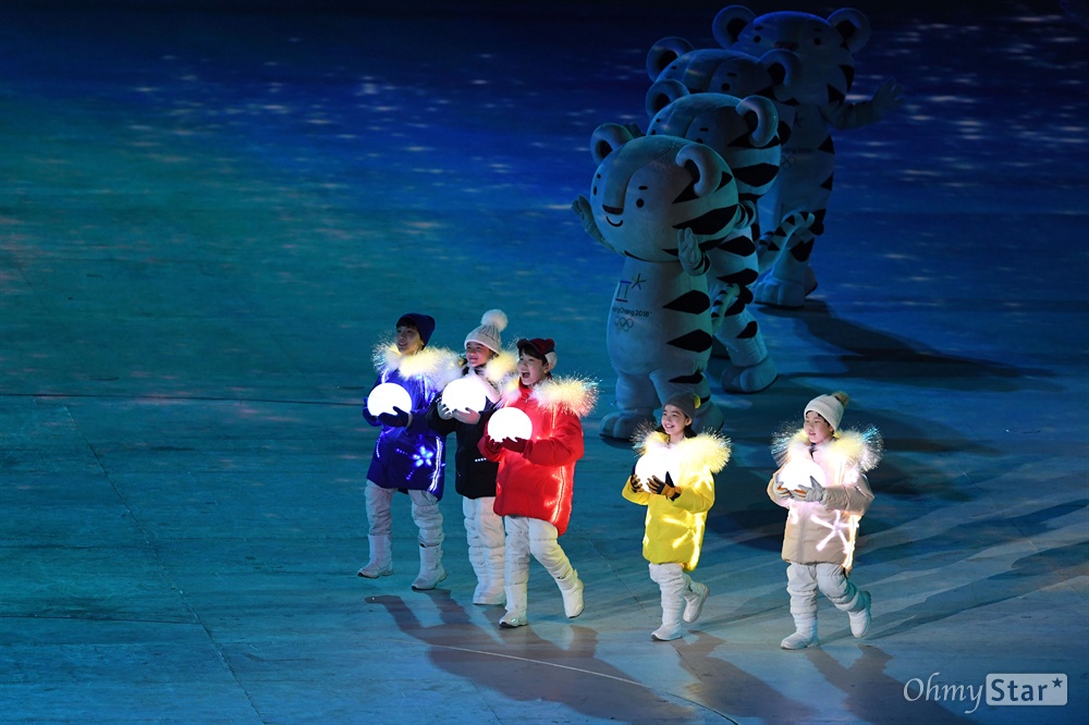  25일 오후 강원도 평창 올림픽스타디움에서 열린 2018 평창동계올림픽 폐회식에서 성화 소화 눈꽃의 인사공연이 펼쳐지고 있다.