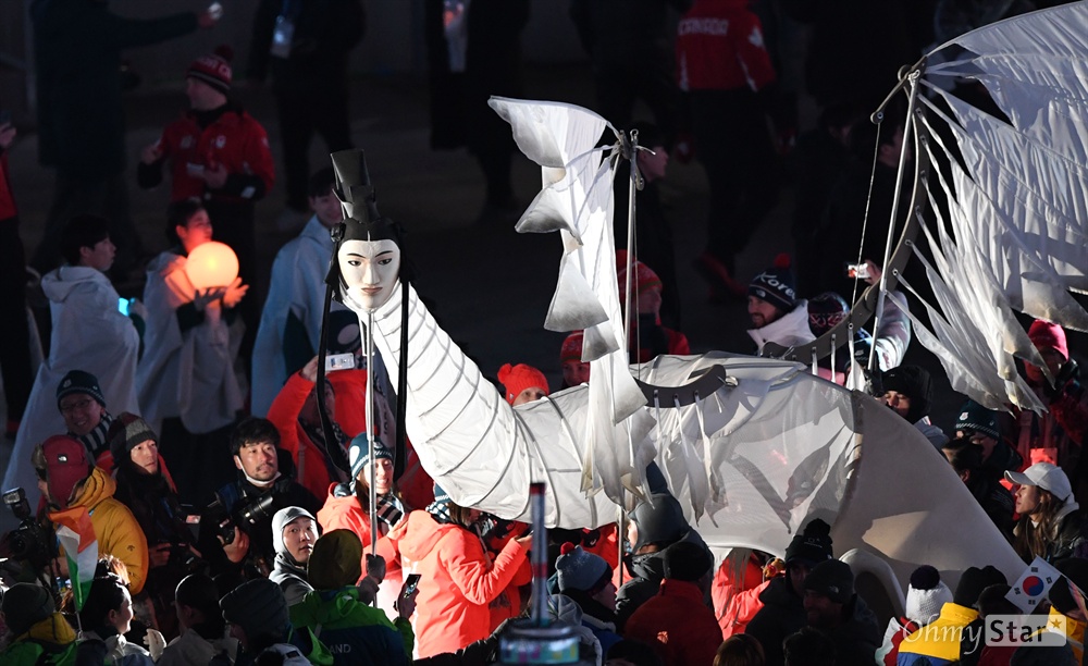  25일 오후 강원도 평창 올림픽스타디움에서 열린 2018 평창동계올림픽 폐회식에서 인면조가 등장하고 있다.