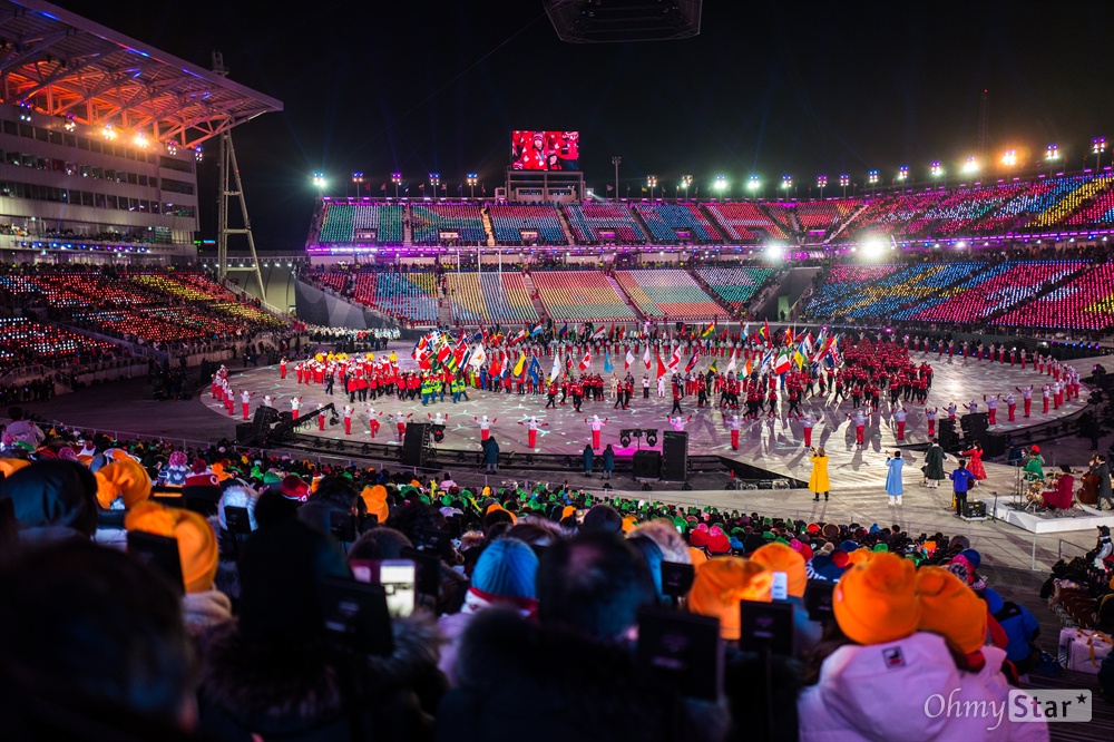  25일 오후 강원도 평창동계올림픽 스타디움에서 열린 2018평창 동계올림픽 폐막식에서 기수단이 입장하고 있다. 