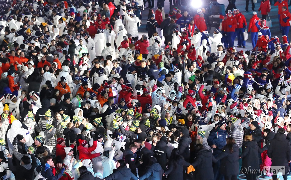  2018 평창동계올림픽 폐회식이 열린 25일 밤 강원도 평창군 평창올림픽스타디움에서 선수들이 그라운드에 모여 음악에 맞춰 춤추고 있다.