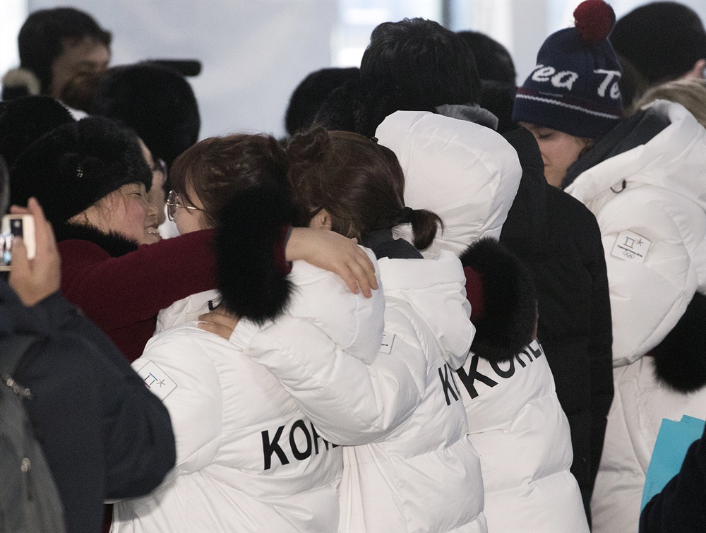 작별인사하는 남북 여자 하키팀 2018평창동계올림픽이 끝난지 하루가 지난 26일 오전 강릉 올림픽 선수촌에서 남북 여자 아이스 하키팀 선수들이 작별 인사를 하고 있다.