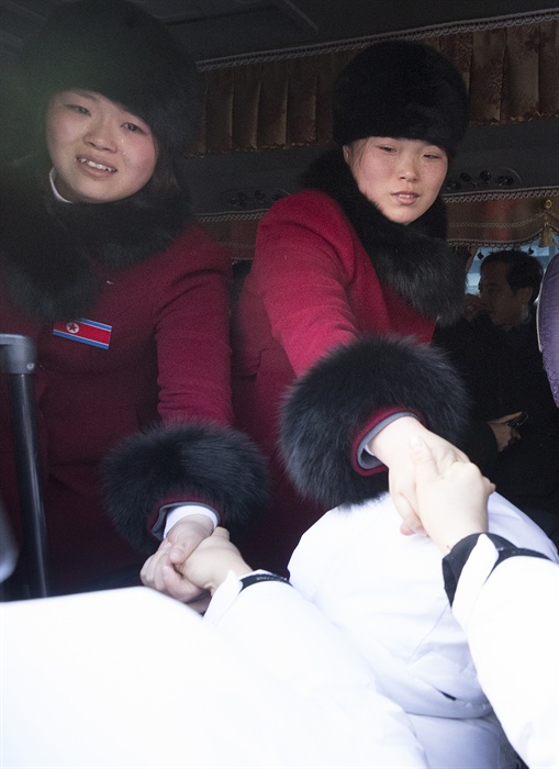 아쉬운 작별 2018평창동계올림픽이 끝난지 하루가 지난 26일 오전 강릉 올림픽 선수촌에서 남북 여자 아이스 하키팀이 작별 인사를 하고 있다.