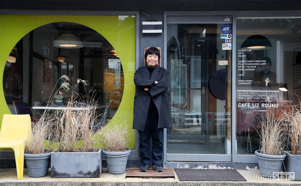 '리틀 포레스트' 임순례 감독 영화 <리틀 포레스트>의 임순례 감독이 28일 오전 서울 종로구 팔판길의 한 카페에서 인터뷰에 앞서 포즈를 취하고 있다.