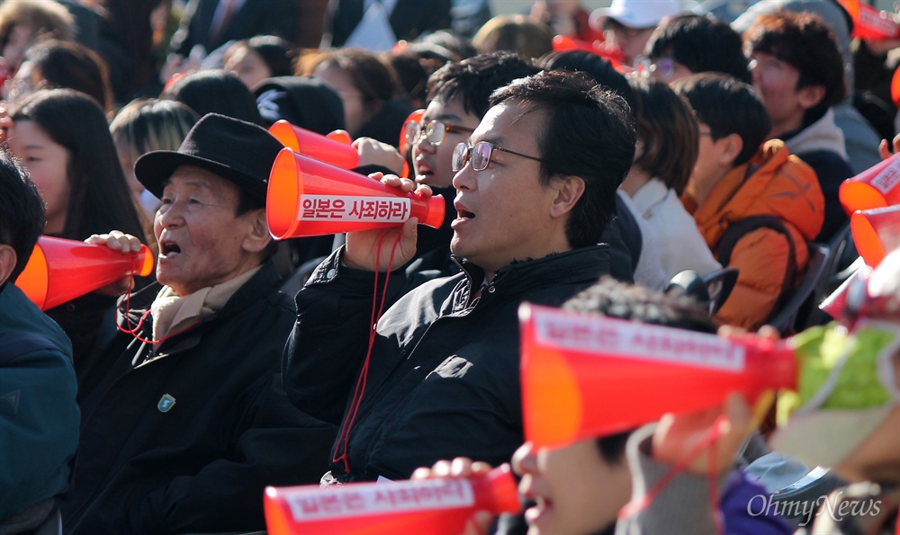  1일 오후 동구 초량동 부산일본영사관 인근 정발 장군 동상 앞에서 열린 반일평화대회에서 참석자들이 역사 왜곡 문제 등과 관련해 일본을 규탄하는 구호를 외치고 있다. 
