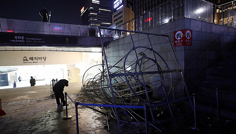 '태극기집회' 참가자들이 파괴한 촛불조형물 서울 광화문 광장에서 대규모집회가 열렸던 1일 광장에서 지하도로 이어지는 곳의 광장시설물 일부와 촛불 상징물이 파손되어 있다.