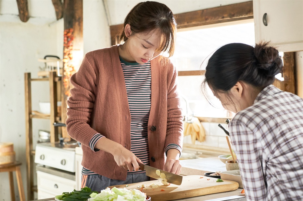  임순례 감독의 영화 <리틀 포레스트>(2018) 한 장면