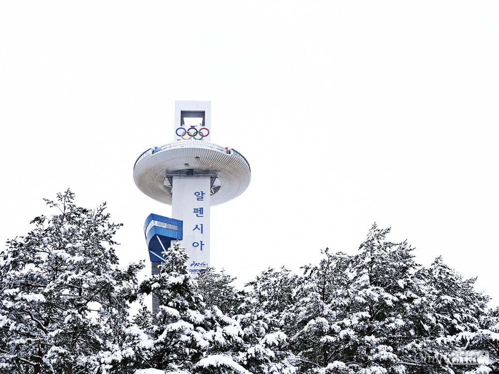  평창동계패럴림픽 개회식을 하루 앞둔 8일 강원도 평창에 새하얀 눈이 내렸다. 저 멀리 스키점프 경기장이 보인다. 