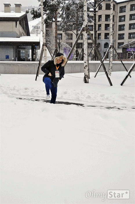  평창동계패럴림픽 개회식을 하루 앞둔 8일 강원도 평창에 새하얀 눈이 내렸다. 기자가 MPC(메인프레스센터) 인근에 쌓인 눈밭에 멋모르고 도전했다가 급히 반성(?)했다.